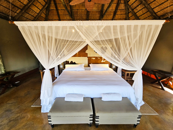 Camp Kuzuma: Doppelbett mit Moskitonetz