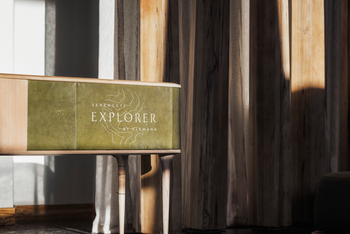 Elewana Serengeti Explorer: Logo an der Rezeption