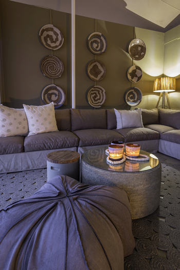 Hoanib Skeleton Coast Camp: Sofaecke in der Lounge mit Wanddekoration