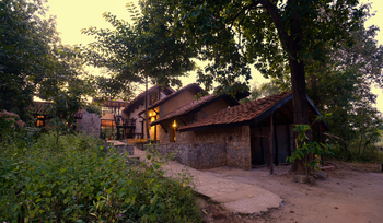 Kanha Earth Lodge: Zugang zum Haupthaus