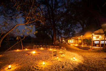 Kwara Camp Kwara Camp: Boma und Hauptgebäude bei Nacht