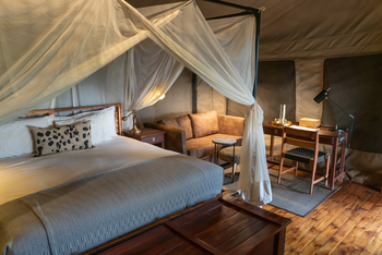 Linyanti Ebony Linyanti Ebony: Doppelbett mit Moskitonetz