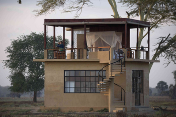 Lion House Sleep-out: Gast mit Fernglas
