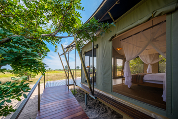 Muddy Teak Camp: Gästezelt von der Seite