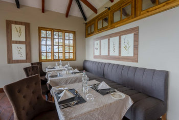 Ngorongoro Lion's Paw: Polsterstühle im Restaurant