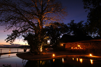 Sand Rivers Nyerere: Pool mit Laternen