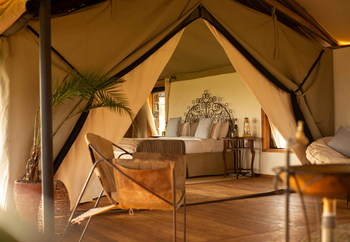 Serian Kidimbwi: Luxuriöses Safari-Schlafzimmer mit Eisenkopfteil