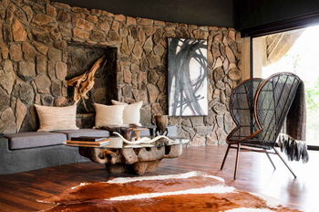 Singita Boulders Lodge: Lounge mit Parkettfußboden