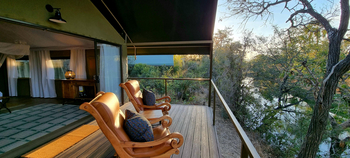The Wallow Lodge: Private Veranda am Masuwe River