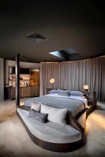 andBeyond Sossusvlei Desert Lodge: Suite - Doppelbett mit Ablage