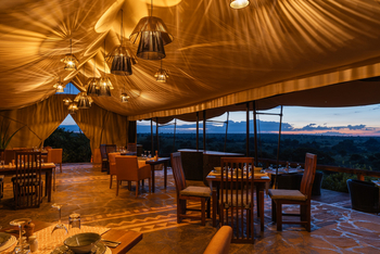 Elewana Serengeti Migration Camp: Ausblick Essbereich am Abend