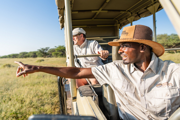 Frans Indongo Safari Lodge: Guide mit Gast