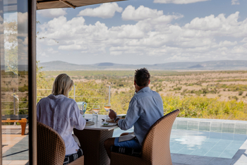 Hemingways Ol Seki Mara: Tisch am Pool