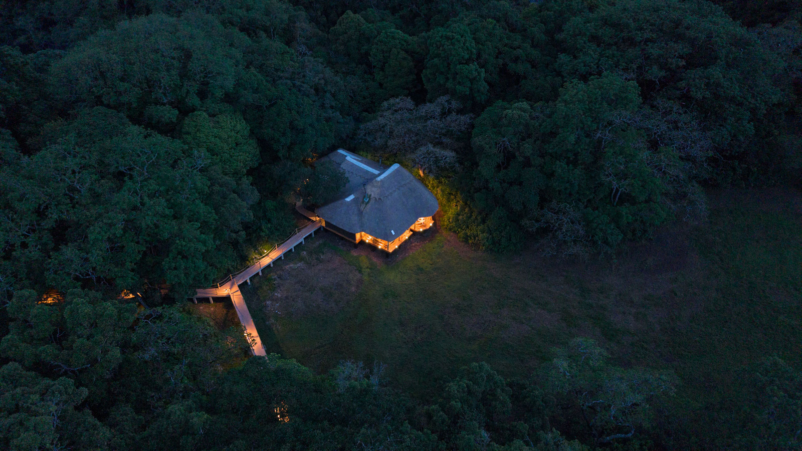 Koroi Forest Camp Koroi Forest Camp: Beleuchtung am Abend