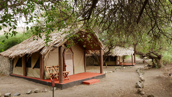 Lake Natron Tented Camp: Tageslicht auf Safari-Zelte mit Holzstühlen