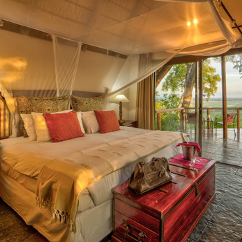 Muchenje Safari Lodge: Doppelbett und Truhe
