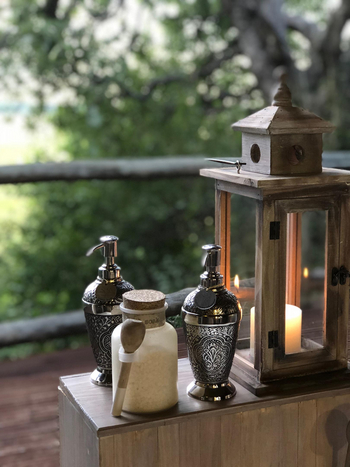 Nambwa Tented Lodge: Laterne und Seifenspender
