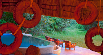 Nkwali Camp: Strohdach am Pool