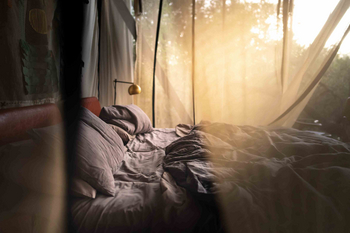 Singita Sweni Lodge: Canvas-Schlafzimmer mit grauer Bettwäsche
