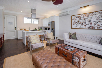 The Palm River Hotel: Villa - Lounge und Küche