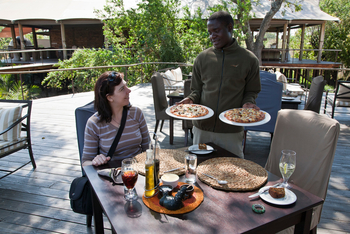 Toka Leya Camp Toka Leya Camp: Mittagessen Pizza