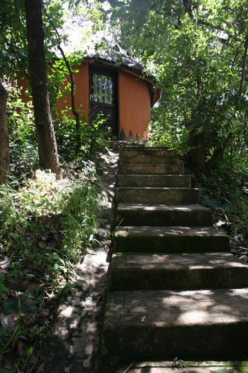 Wasa Lodge: Aufgang zu einem Rondavel