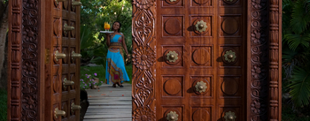 Waterlovers Beach Resort Waterlovers Beach Resort: Mitarbeiterin auf Holzsteg