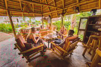 2 Friends Beach Hotel: Lounge und Bar