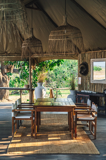 Anabezi Luxury Tented Camp: Esstisch