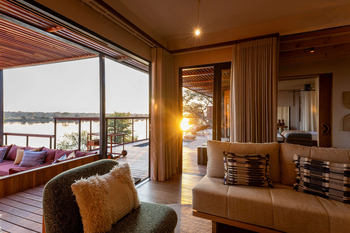 Anantara Tented Camp Kafue River: Wohnlounge mit Leinensofa und Seeblick