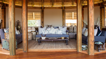 Camp Okavango: Sofaecke in der Lounge