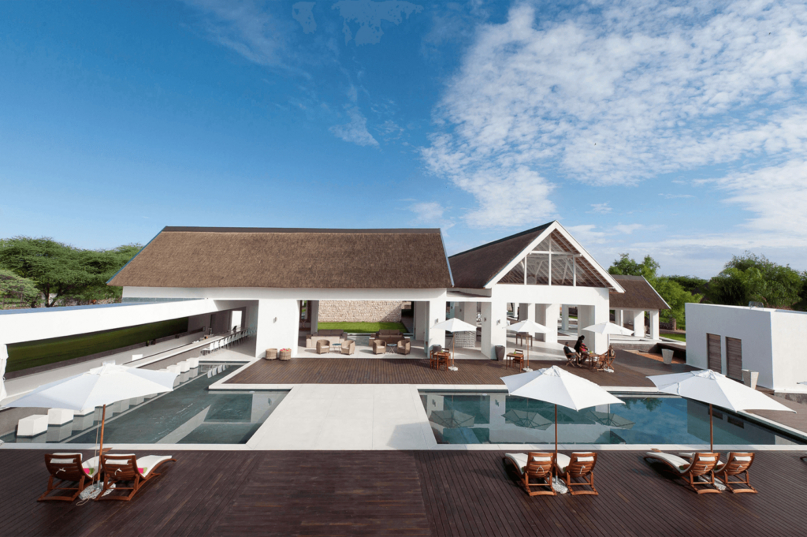 Emanya Etosha Game Lodge Emanya Etosha Game Lodge: Schrägsicht