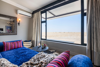 Etosha King Nehale Lodge Etosha King Nehale Lodge: Sofa mit Blick