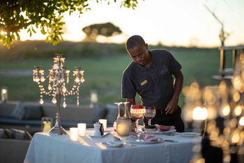 Jamala Madikwe: Mitarbeiter beim Dinner