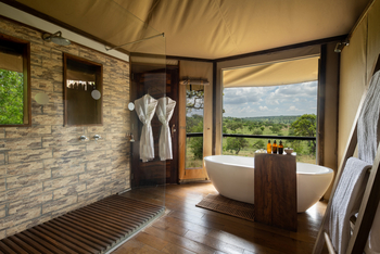 Lemala Kuria Hills Lodge: Wanne und Dusche