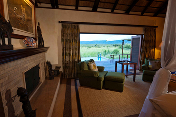 Mateya Safari Lodge: Lounge mit Kamin und Blick aufs Deck