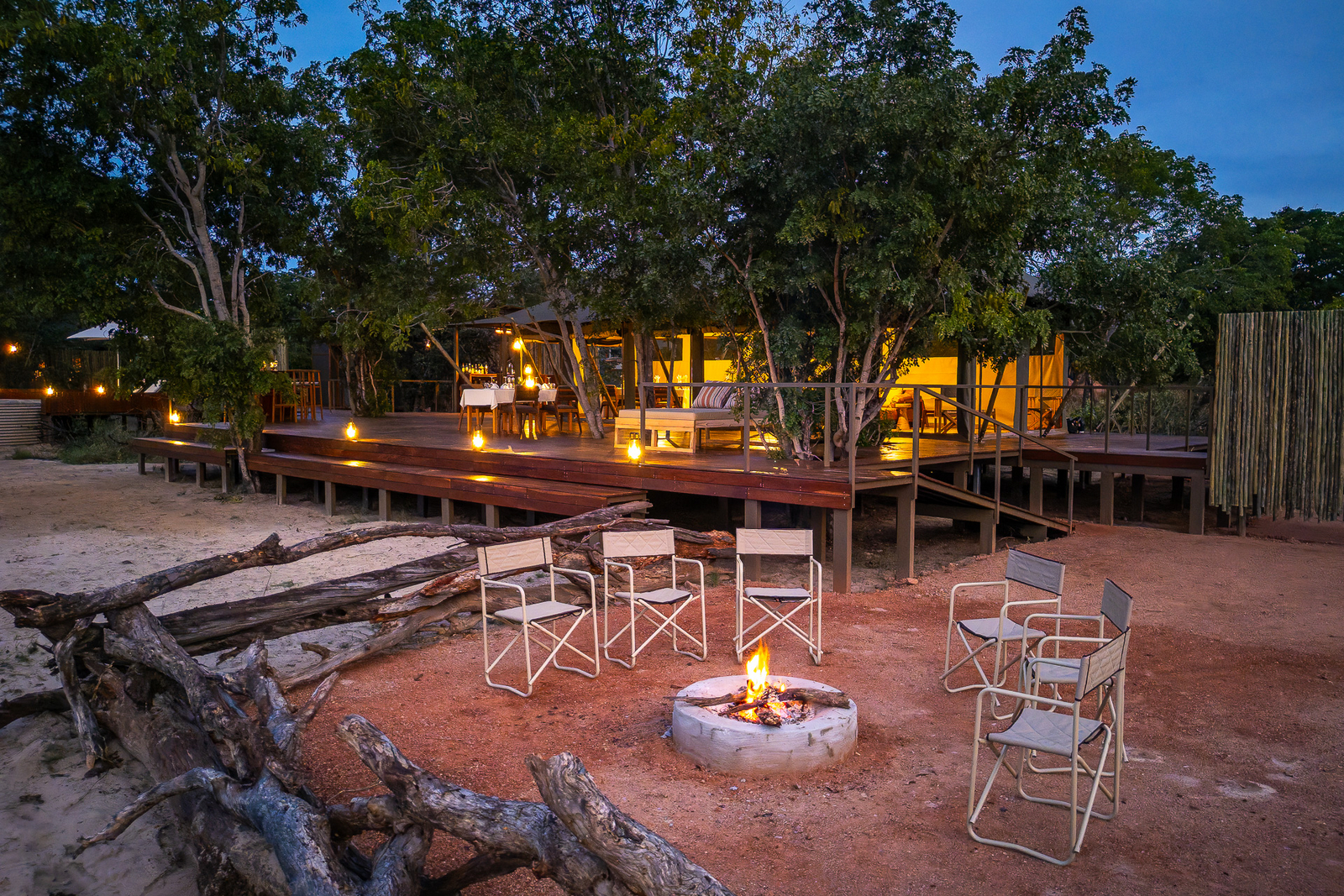 Muddy Teak Camp Muddy Teak Camp: Lagerfeuer