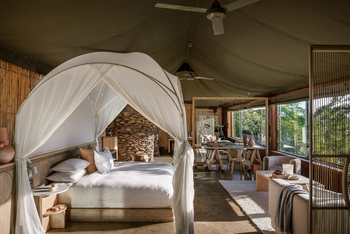 Singita Faru Faru Lodge: Zelt-Interieur