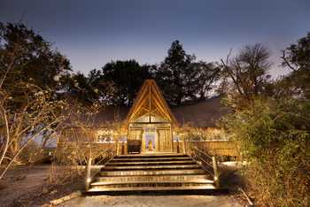 Sitatunga Private Island Camp: Holztreppe Camp Eingang