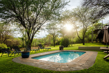 Taranga Safari Lodge: Garten mit Pool