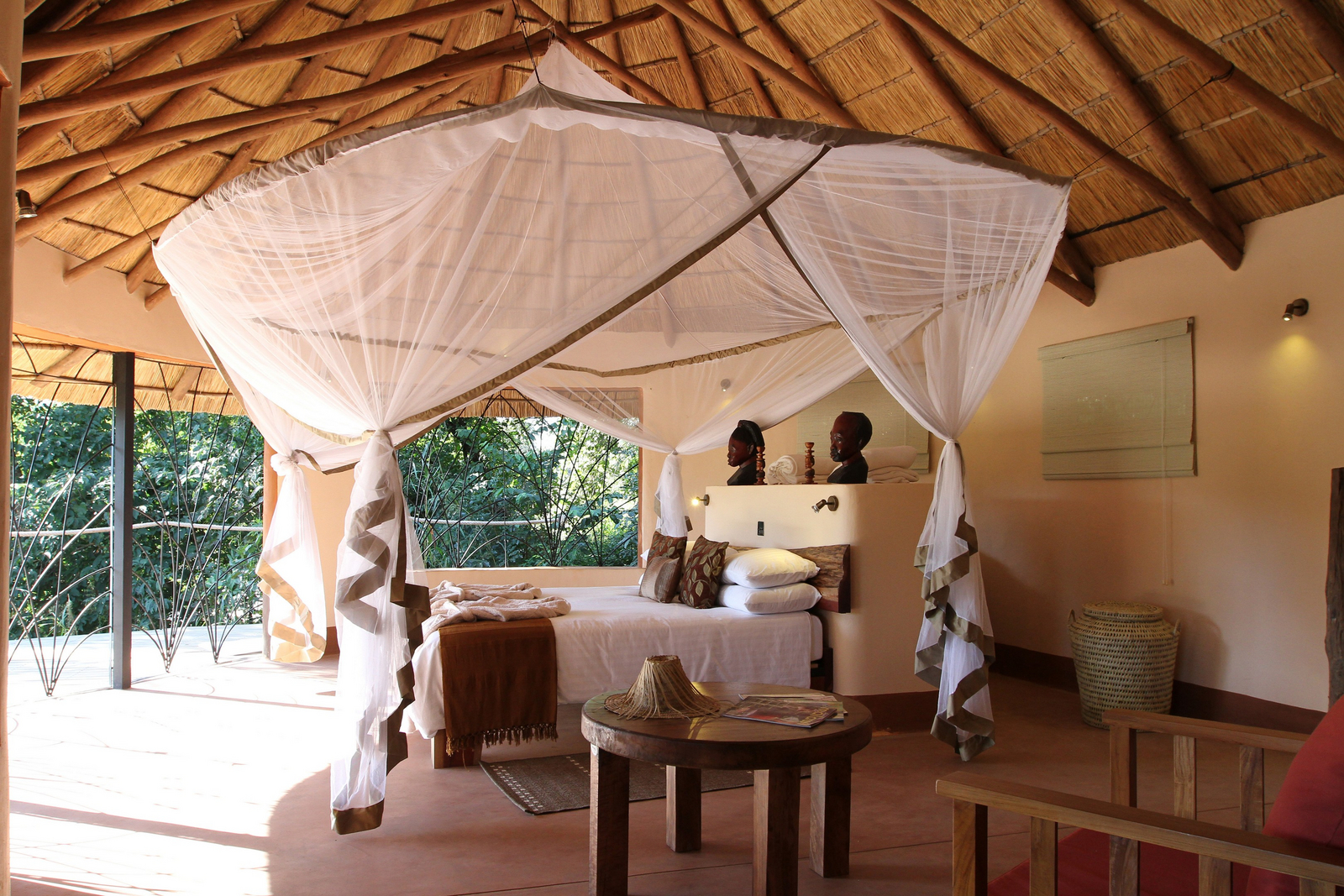 Tongole Wilderness Lodge Tongole Wilderness Lodge: Bett unter Reetdach