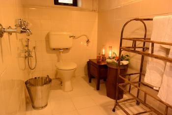 Vanghat: Trapper Hut Bad