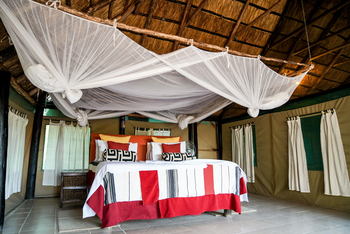 Vundu Camp Vundu Camp: Doppelbett mit Moskitonetz