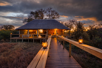 Camp Khwai: Steg von der Boma zum Hauptgebäude