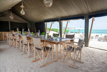 Cosmoledo Eco Camp: Esstisch