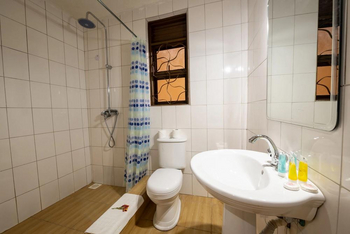 Crater Safari Lodge: Waschbecken und WC