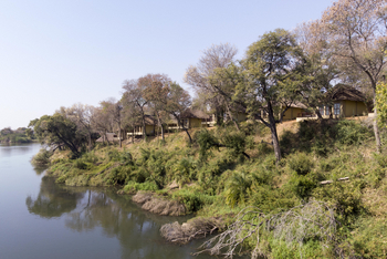 Divava Okavango Lodge and Spa: Steiles Ufer