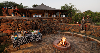 Elewana Lodo Springs: Außenbar neben Lagerfeuer