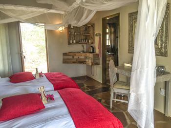 Okutala Lodge: Betten und Schreibtisch