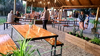 Palmwag Lodge Palmwag Lodge: Gäste im Restaurant